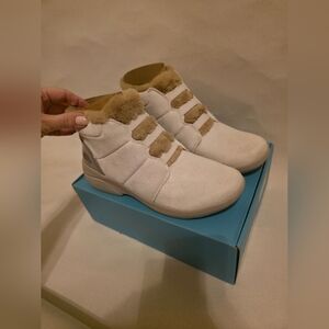 Bzees White and Brown Boots